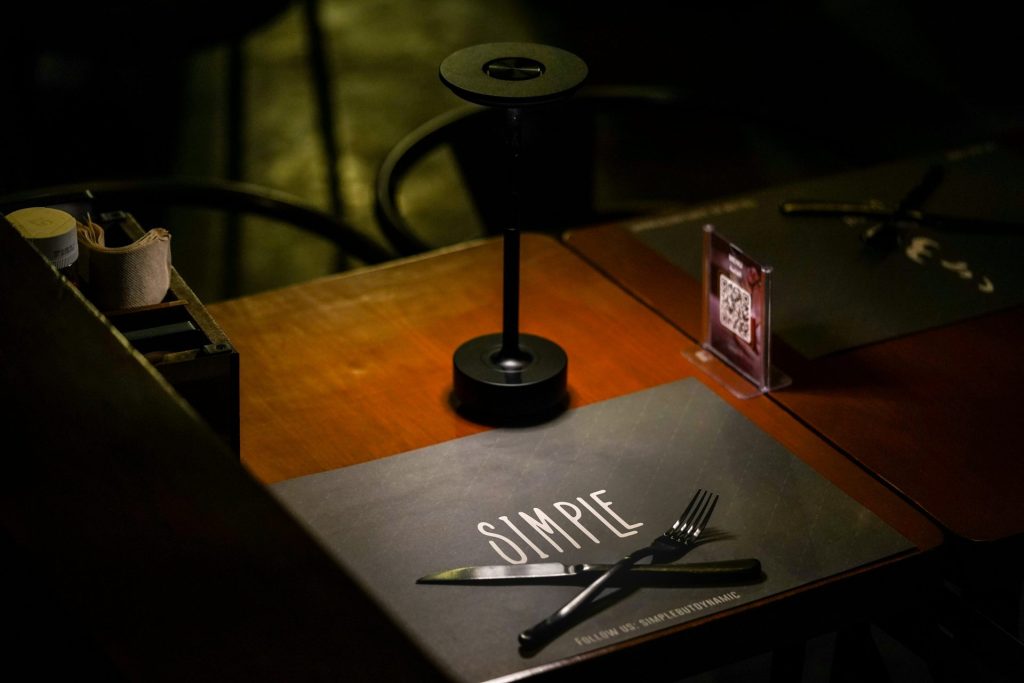 ein Holztisch mit Messer und Gabel